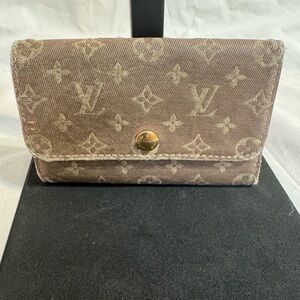 Authentic Louis Vuitton Gray Denim 6 Ring Key Holder Wallet